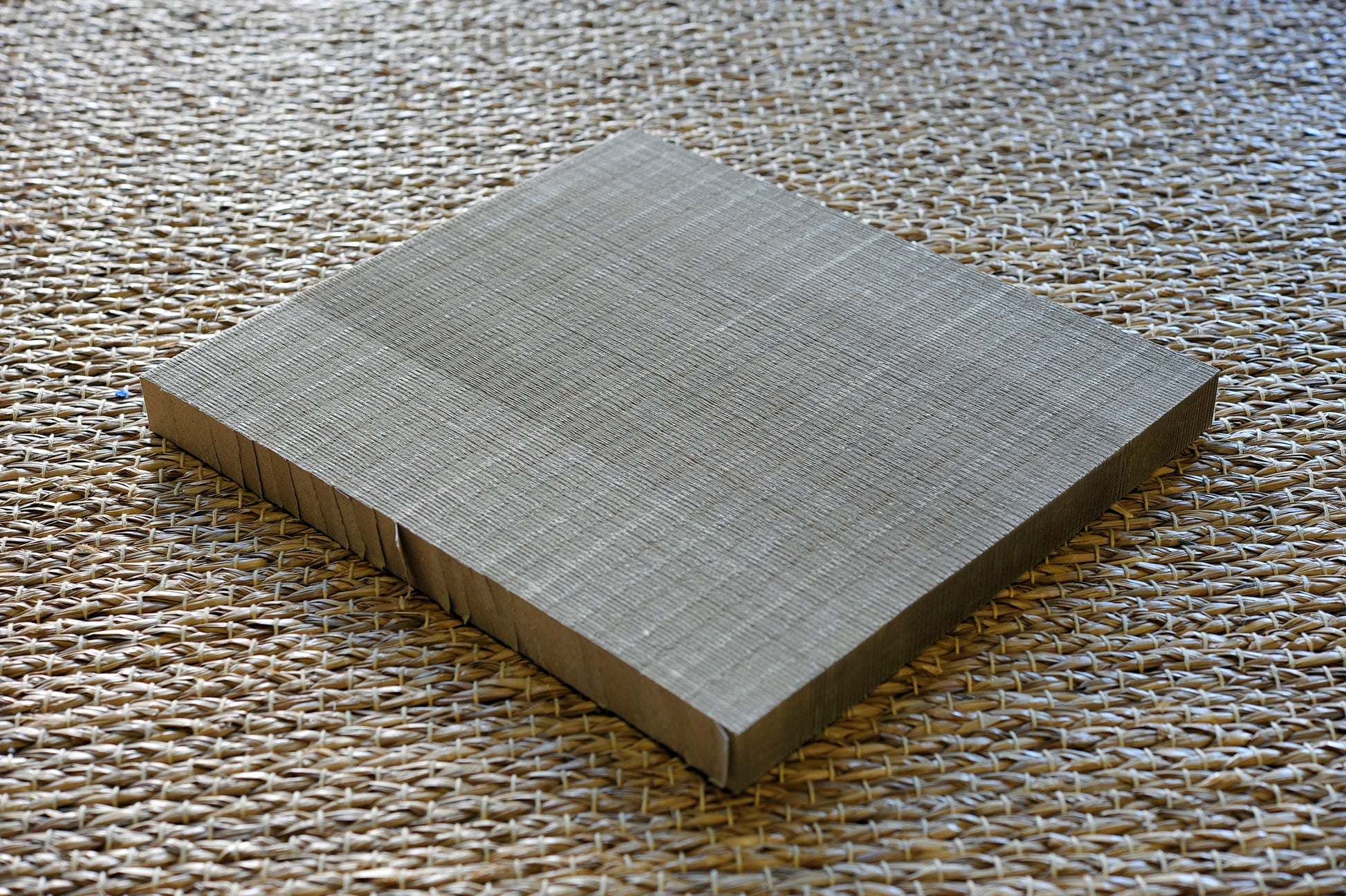 ペーパーハニカムで作られた爪とぎ用マット　段ボール製爪とぎ