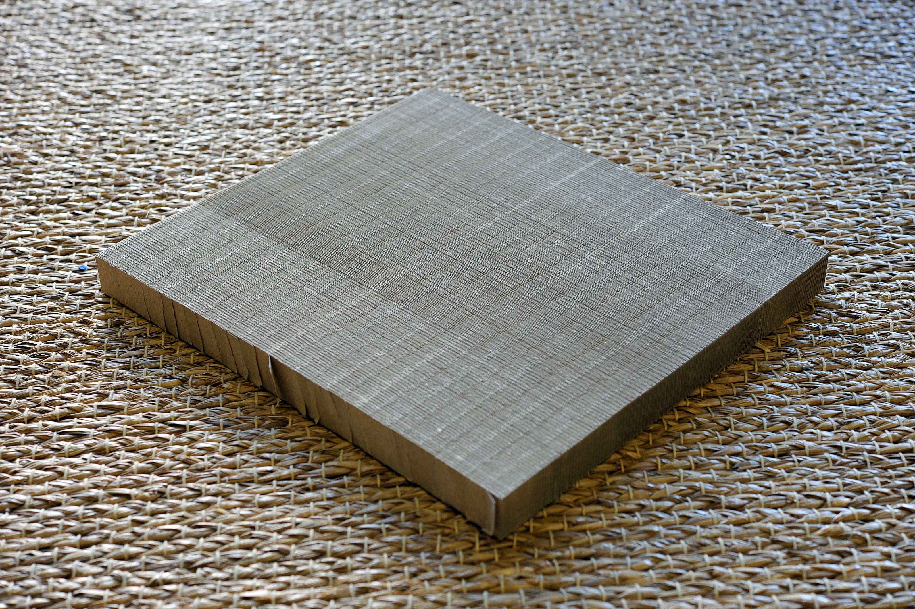 ペーパーハニカムで作られた爪とぎ用マット　段ボール製爪とぎ