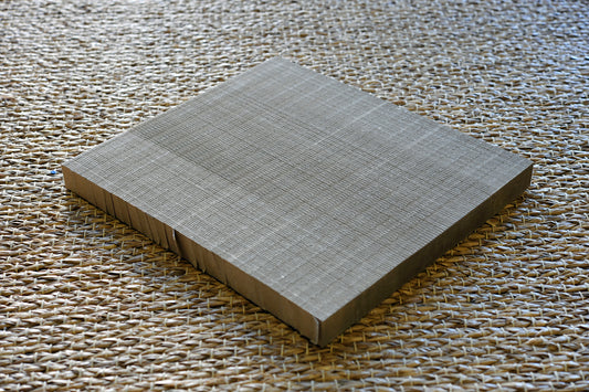 ペーパーハニカムで作られた爪とぎ用マット　段ボール製爪とぎ