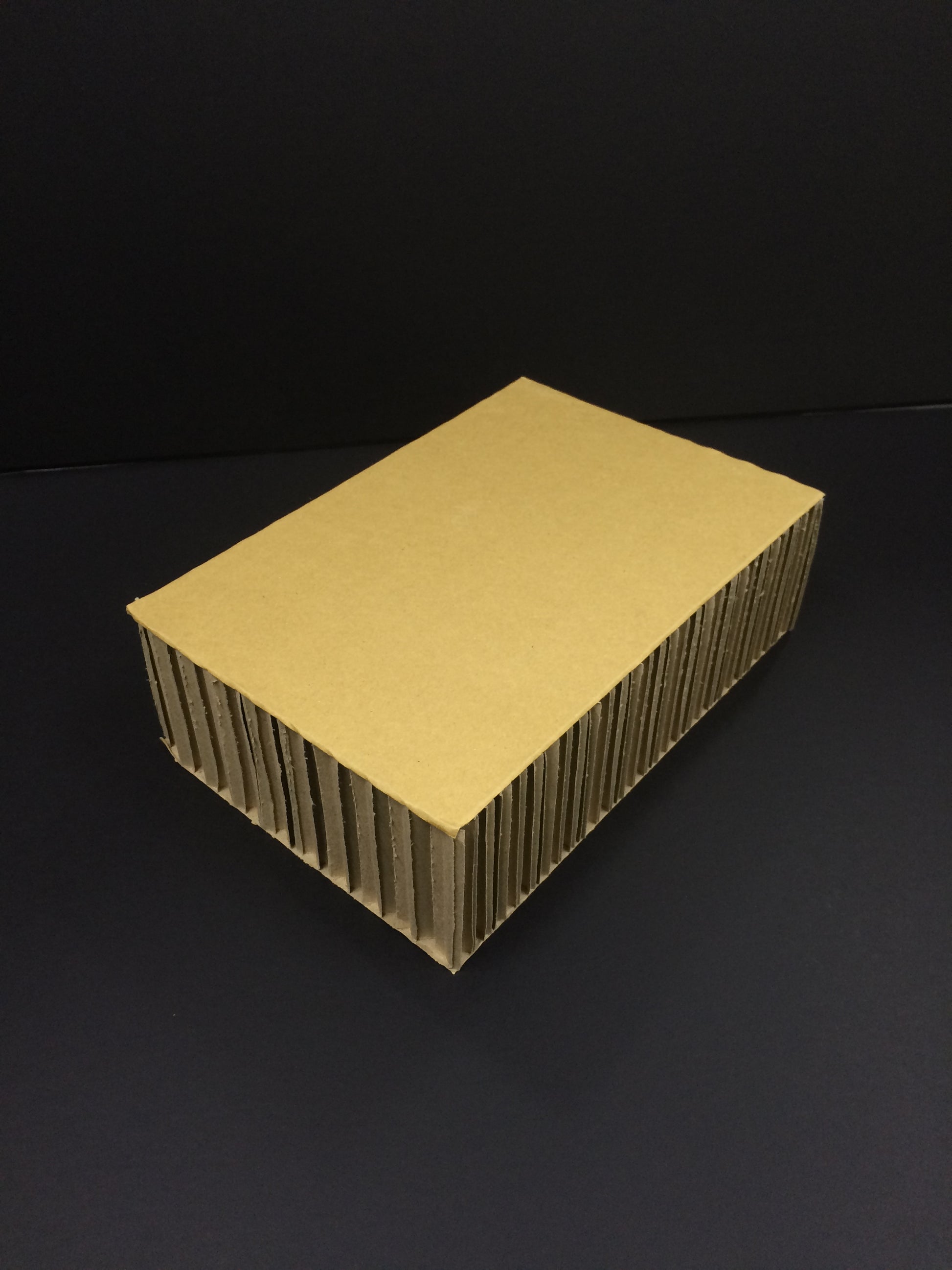 平面圧縮強度が強く、温度・湿度変化等の影響を受けにくい構造です。