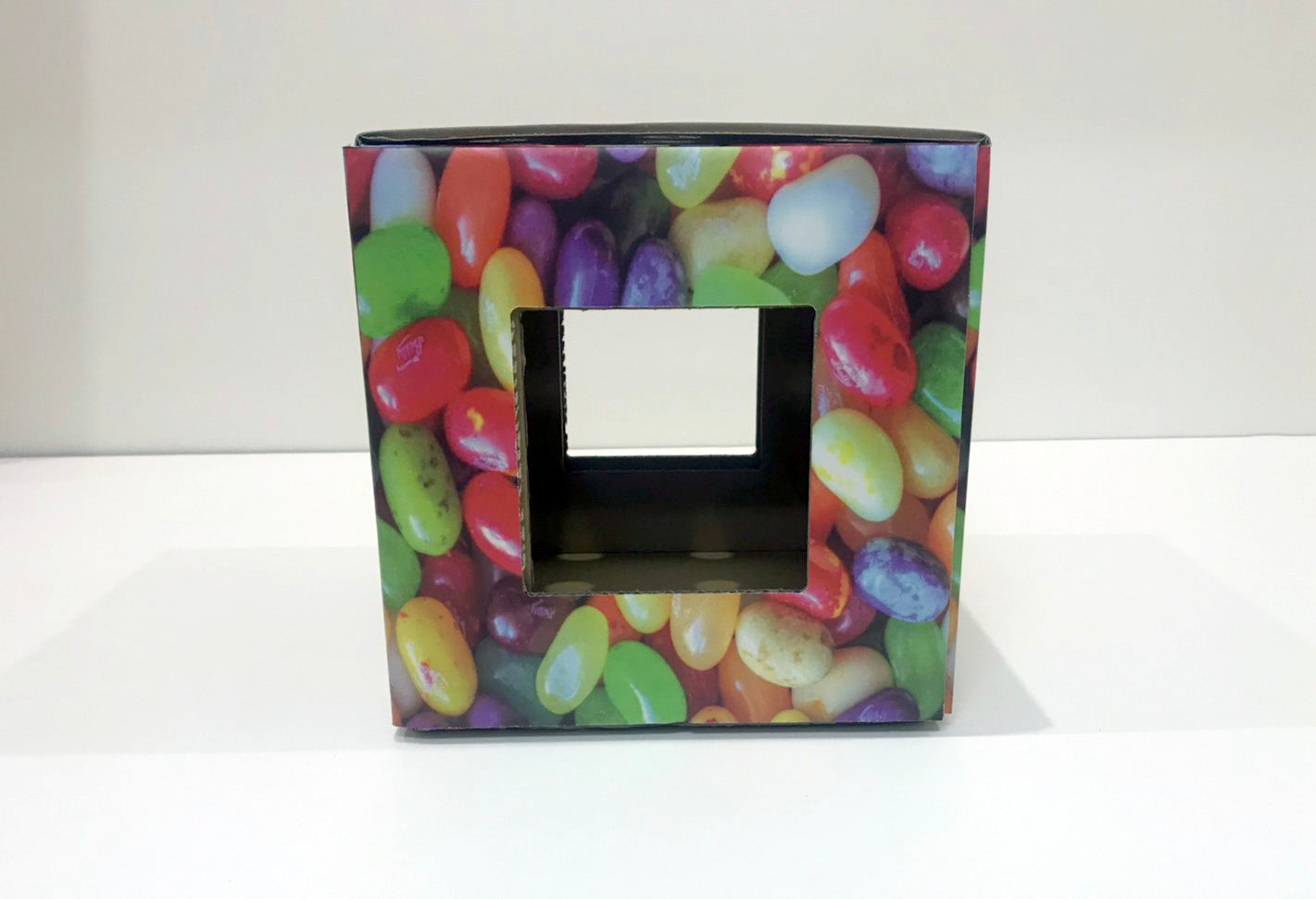 ハコネコ　ペーパーハニカムで作られたお家です。